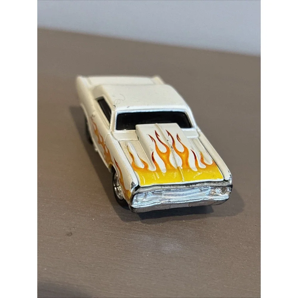 Muscle Machines 1968 Dodge‎ Dart HEMI 1:64 White With Orange Flames